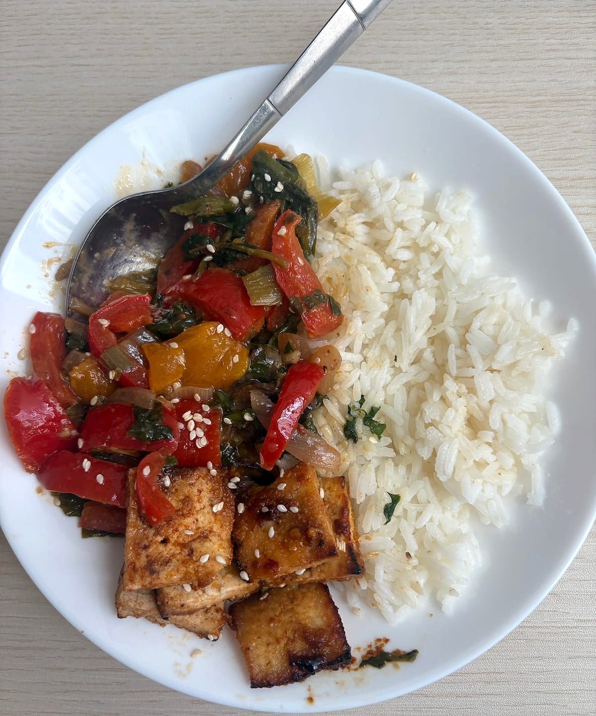 Crispy tofu with sautéed peppers and white rice